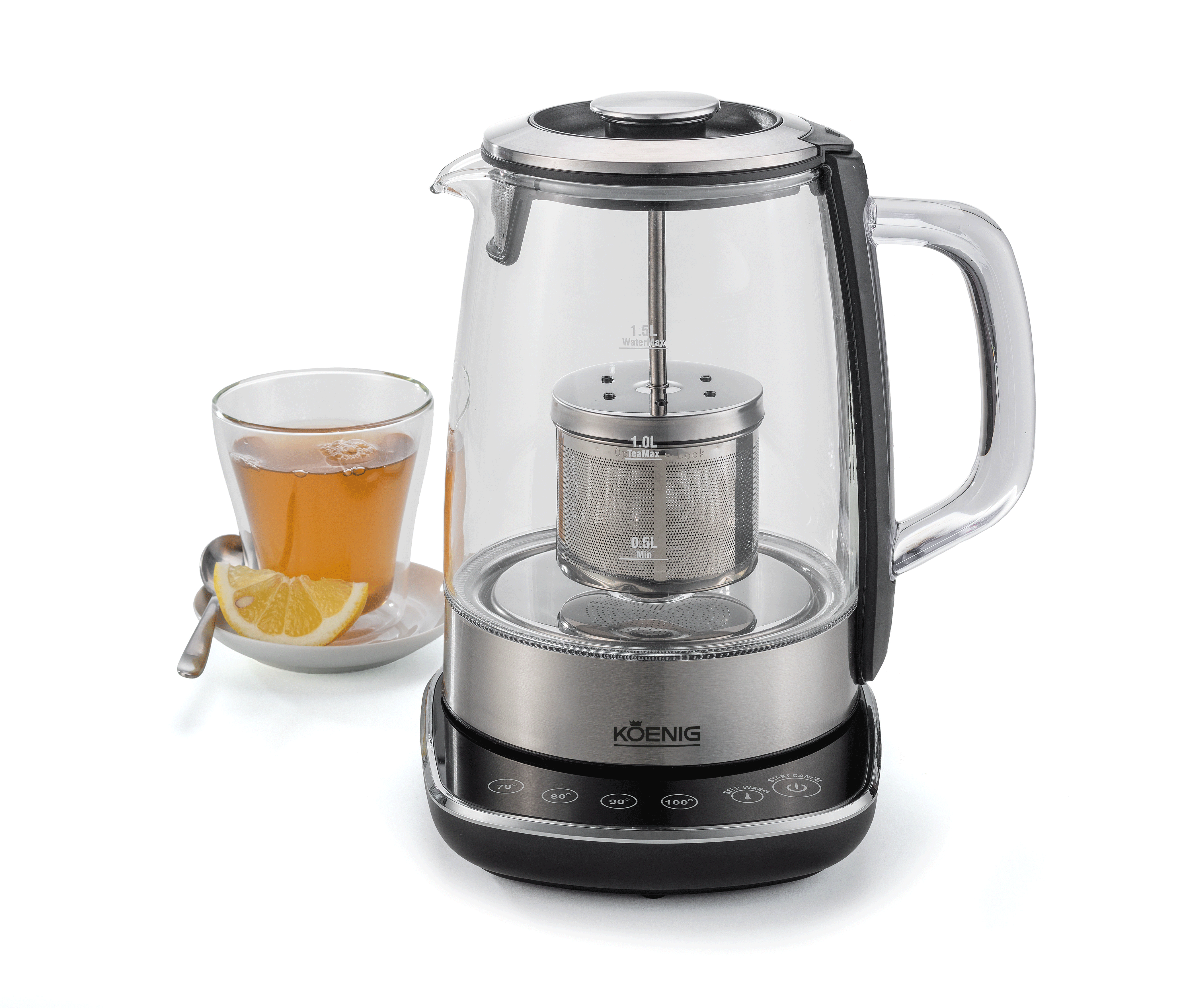 Elektrischer Glaskessel mit Tee-Infuser und einer Tasse Tee auf weißem Hintergrund.