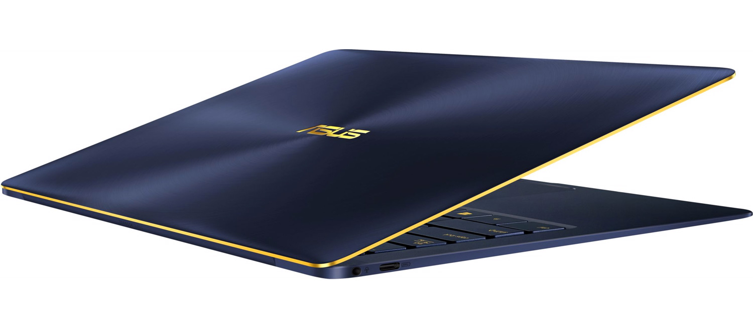 Portátil azul marino con ribete dorado, logotipo ASUS. Vista en ángulo, ligeramente abierto, fondo blanco.