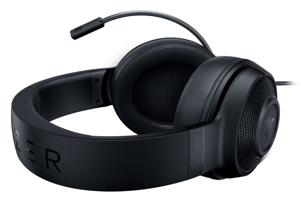 Fekete Razer gamer headset mikrofonnal. Fekete háttér.