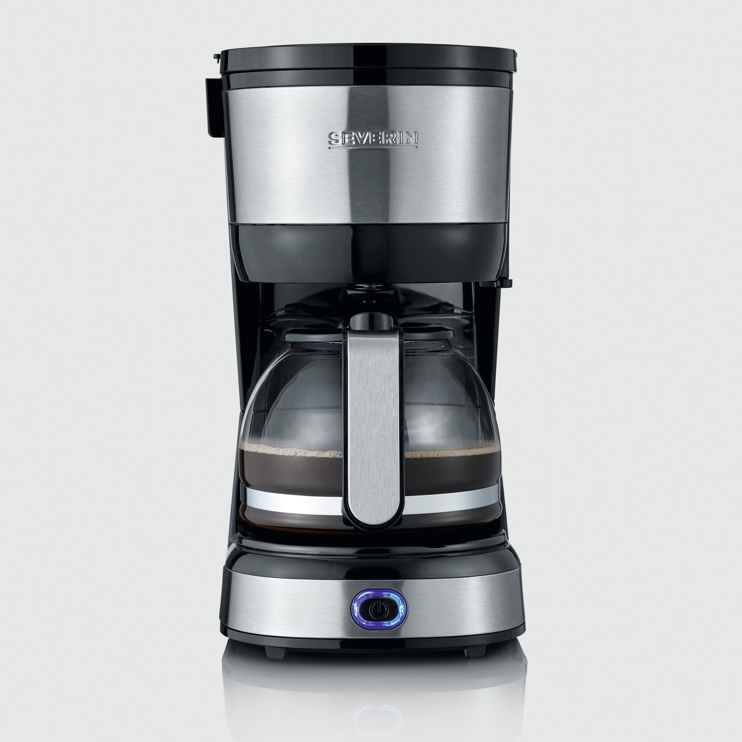 Eine schwarz-silberne Severin Kaffeemaschine. Sie hat eine Glaskaraffe mit sichtbarem Kaffee.