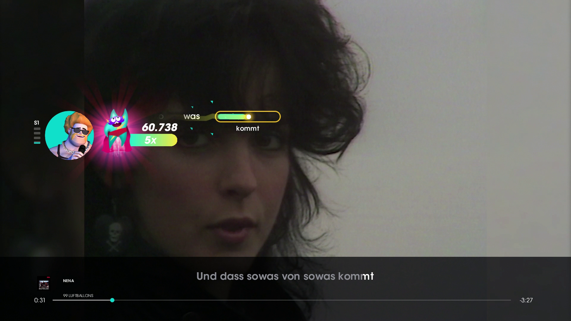 Interfaccia di gioco karaoke con una donna che canta. Titolo e punteggio sono visualizzati.