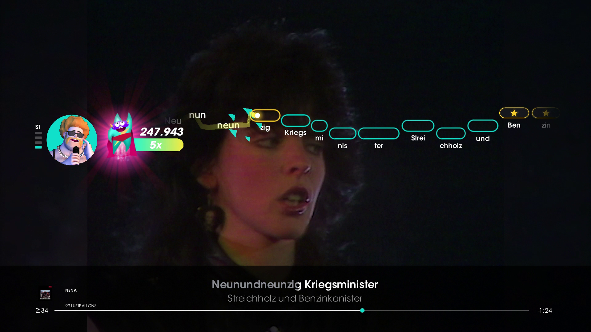 Schermo karaoke con donna che canta. Testo e punteggio visualizzati sullo schermo.