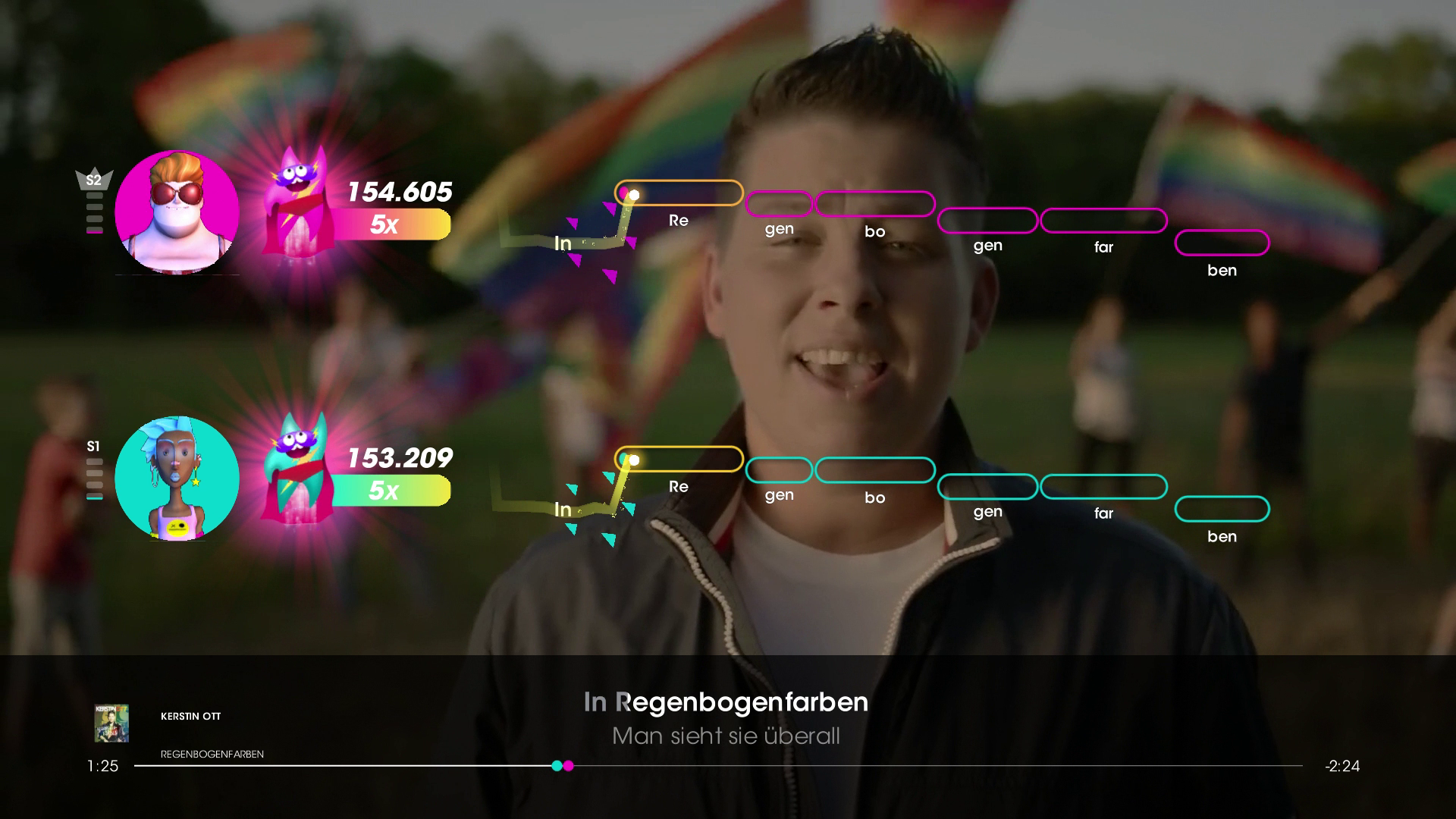 Uomini che cantano con bandiere arcobaleno colorate sullo sfondo. L'interfaccia di gioco è visualizzata.
