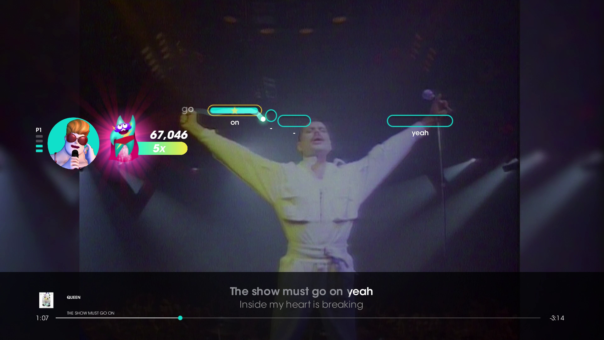 Uno schermo di un gioco di karaoke. Un cantante con le braccia alzate, testi e punteggio visualizzati.