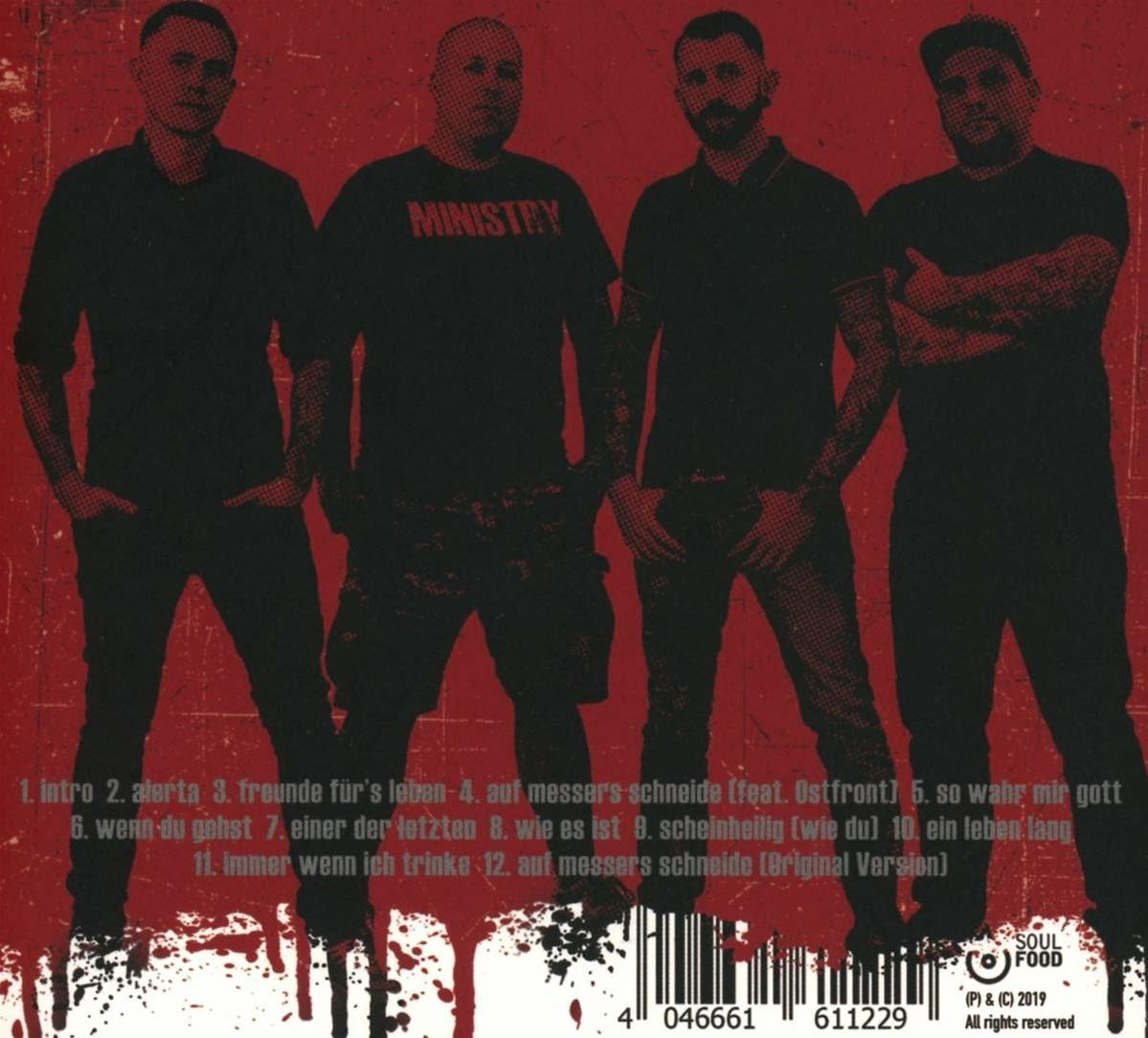 Albumcover mit vier Männern in schwarzen Hemden. Blutspritzer-Hintergrund, Text und Barcode.