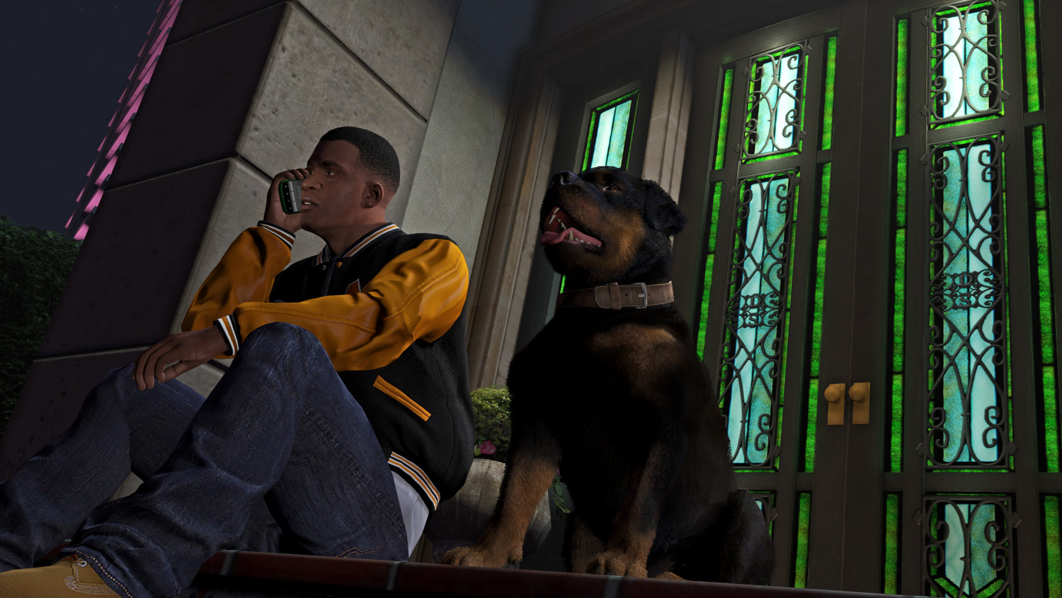 Homme parlant au téléphone, chien à côté de lui. Scène de nuit, porte éclairée. Chien noir et marron.