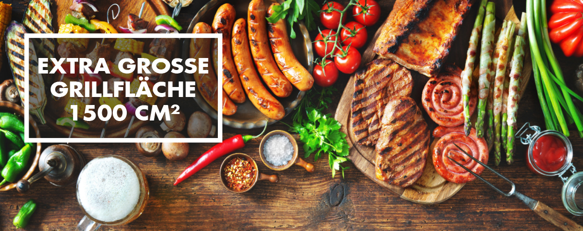 Draufsicht auf verschiedene Grillgerichte, darunter Würstchen, Steaks und Gemüse. Text: extra große Grillfläche.