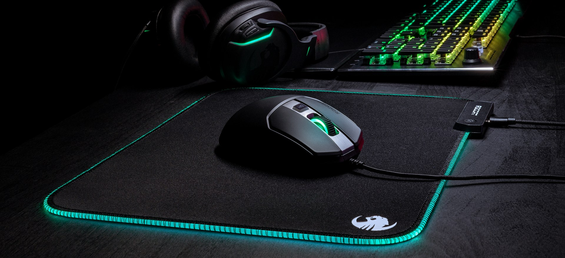 Installation gaming : souris, tapis avec bord teal, casque, clavier RGB.