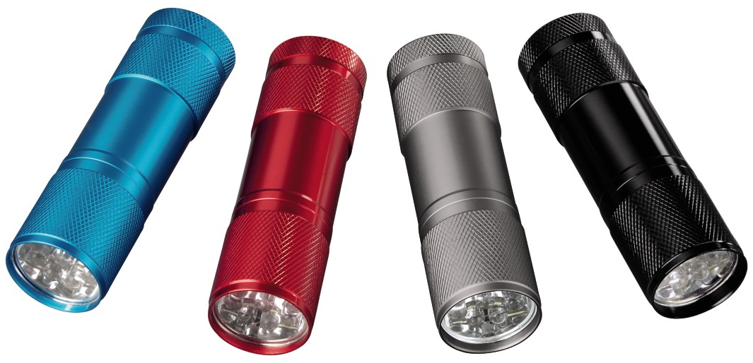 Quatre lampes de poche colorées : bleu, rouge, gris et noir. Toutes sont allumées.