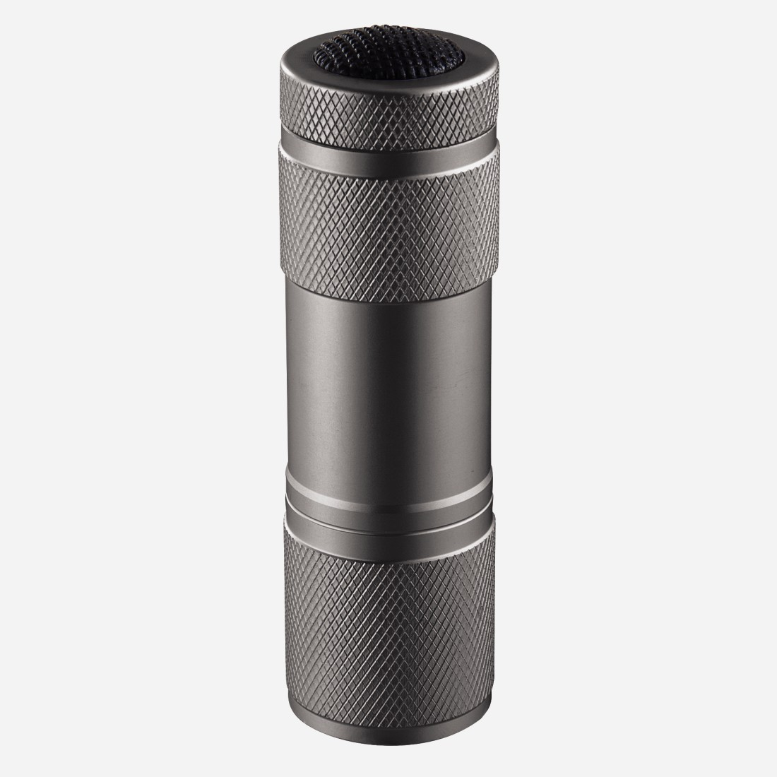 Lampe de poche métallique, cylindrique, avec des sections de prise texturées et un dessus noir, debout.