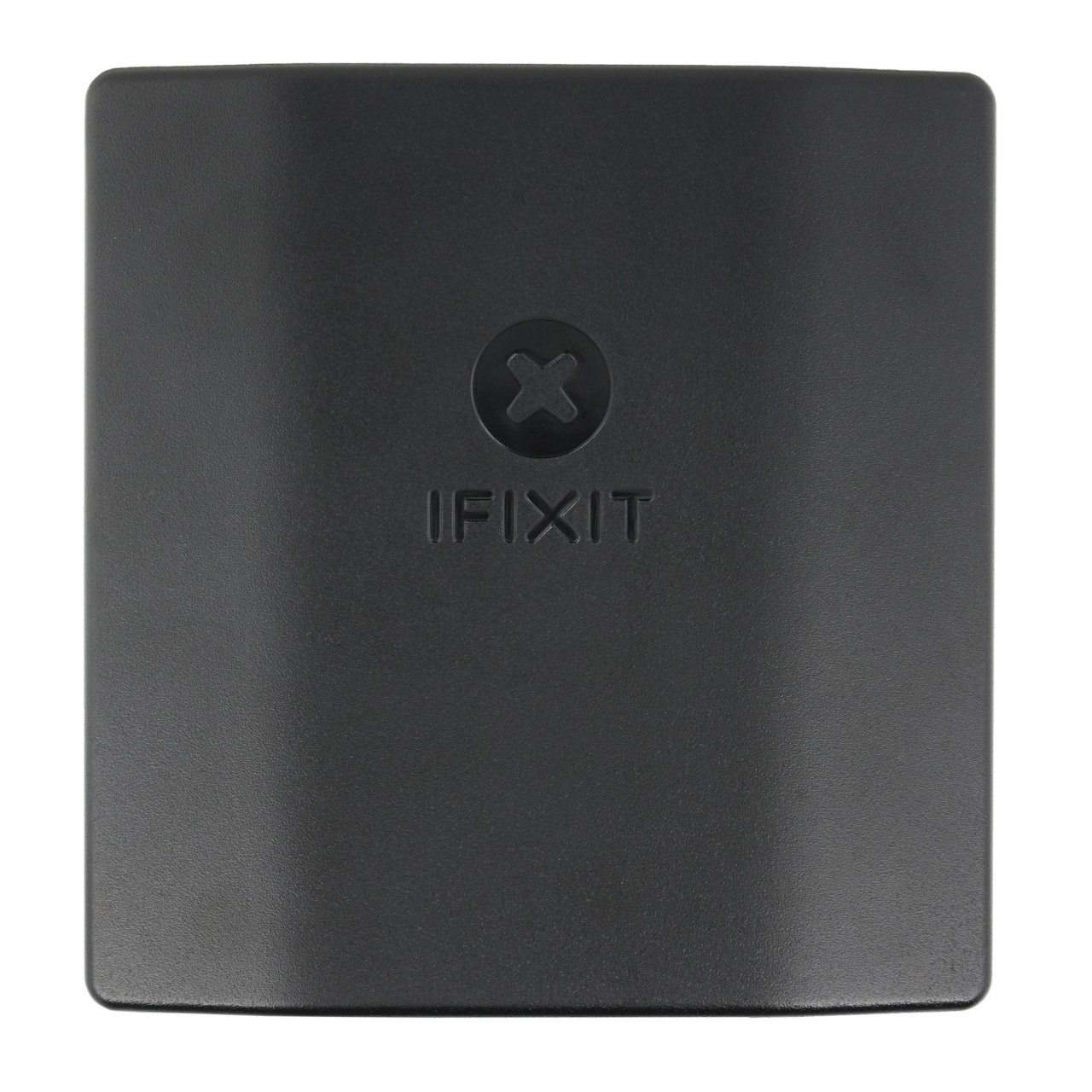 Schwarzes Plastikquadrat mit iFixit-Logo. Auf weißem Hintergrund.