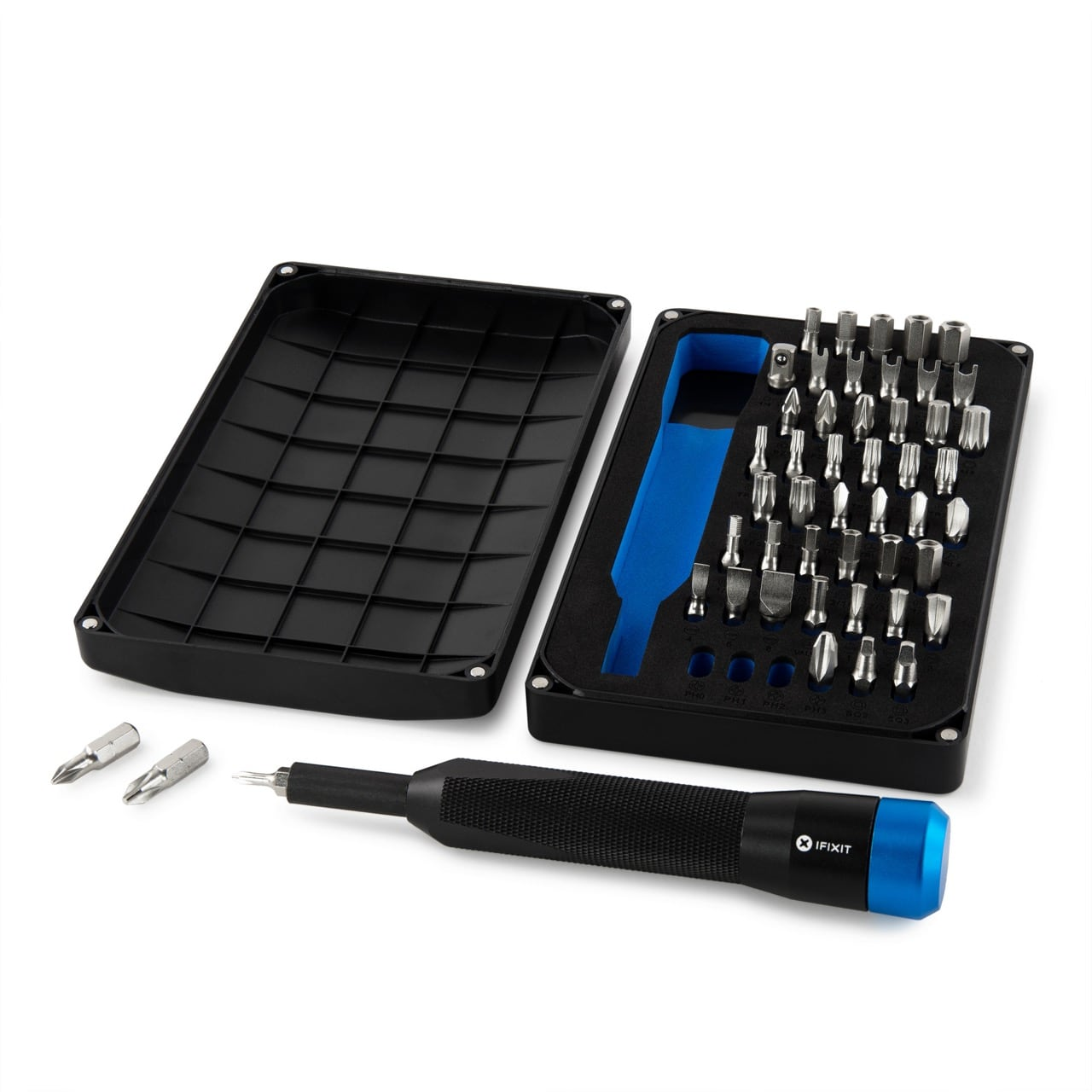 Ein geöffnetes iFixit-Werkzeugset mit verschiedenen Schraubendreherbits und einem schwarz-blauen Griff.