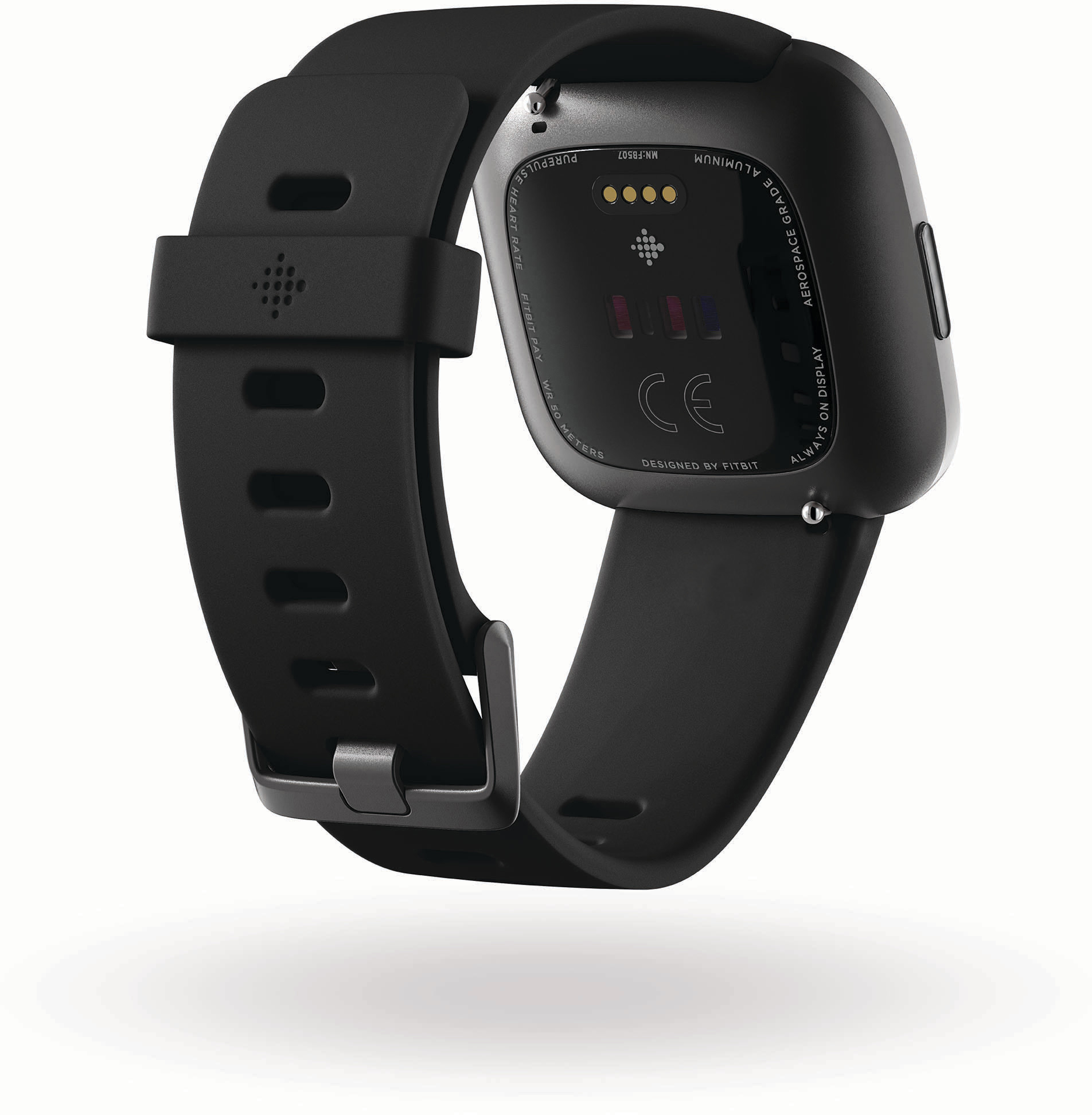 Schwarzer Fitnesstracker. Die Unterseite zeigt Sensoren und Fitbit-Logo. Schwarzes Armband. Weißer Hintergrund.