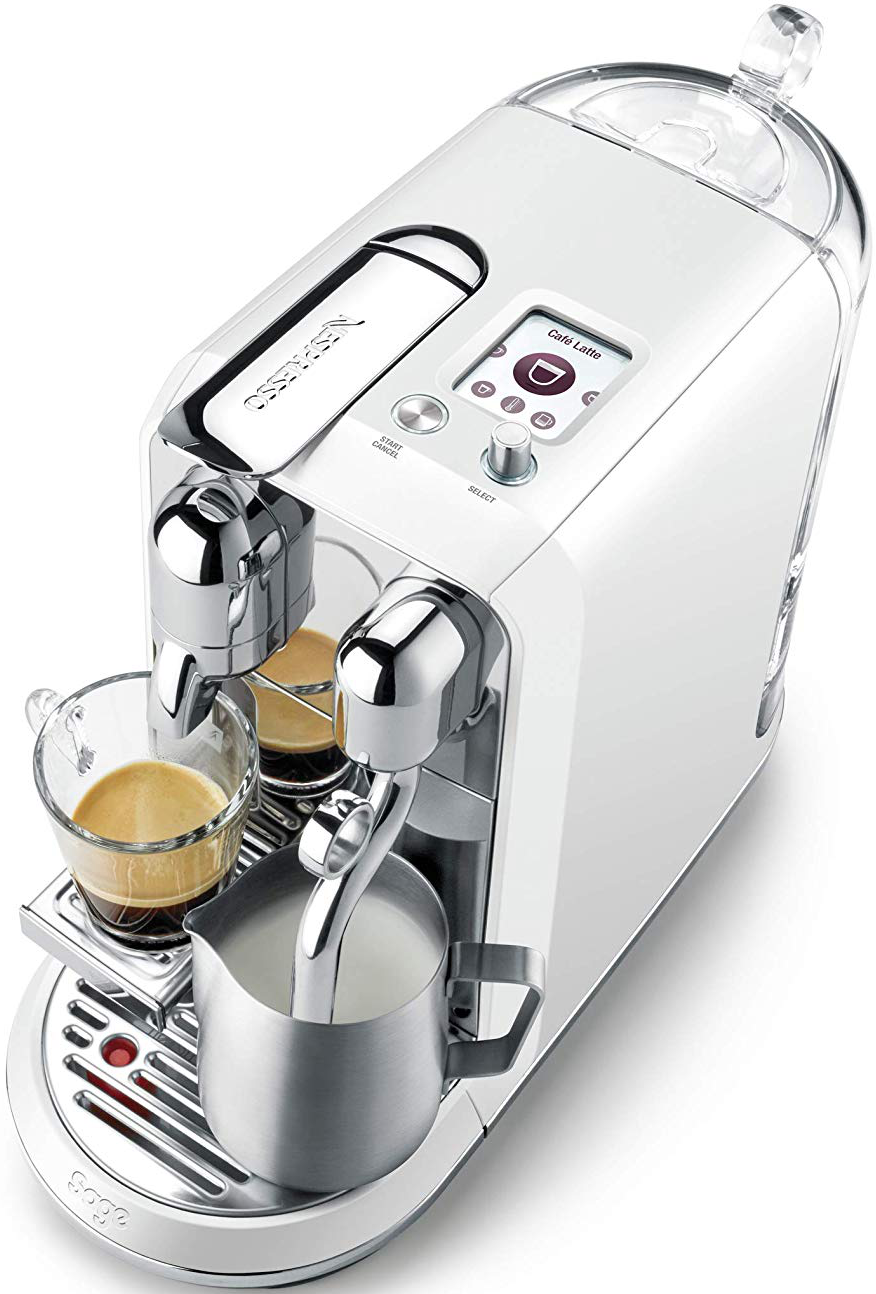 Una macchina da caffè Nespresso bianca con due tazze di caffè e un montalatte.