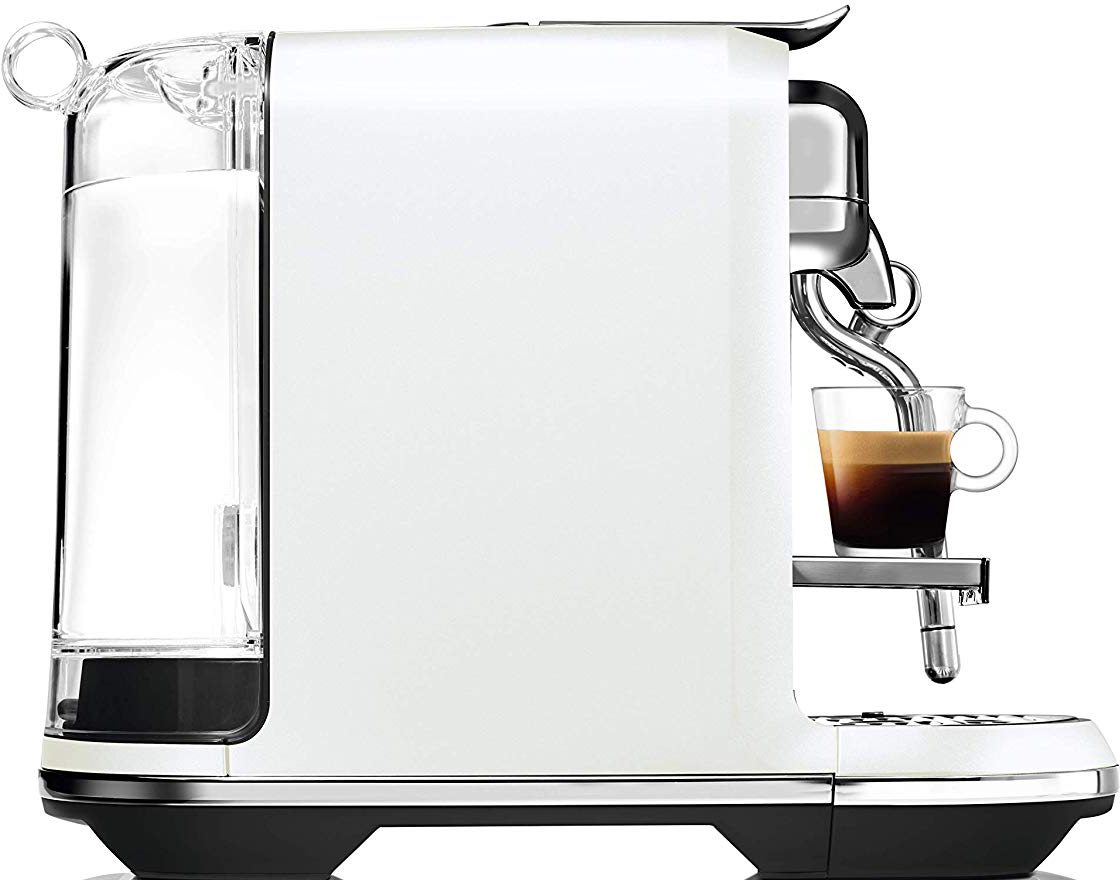 Una macchina da caffè bianca con un serbatoio d'acqua trasparente e una tazza di espresso su un vassoio.