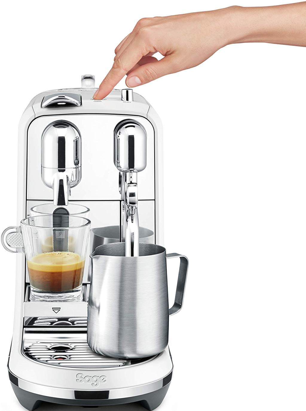 Mano di una persona che preme il pulsante di una macchina da caffè.