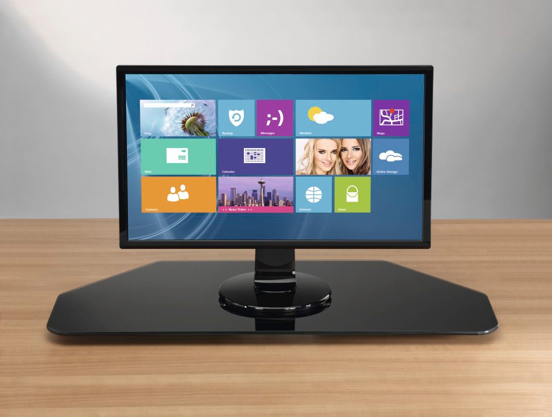 Un monitor di computer su un supporto nero, con un'interfaccia Windows sullo schermo.