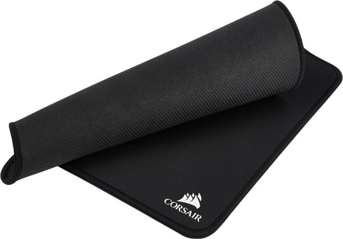 Ein schwarzes Gaming-Mauspad mit weißem Corsair-Logo, Unterseite sichtbar.