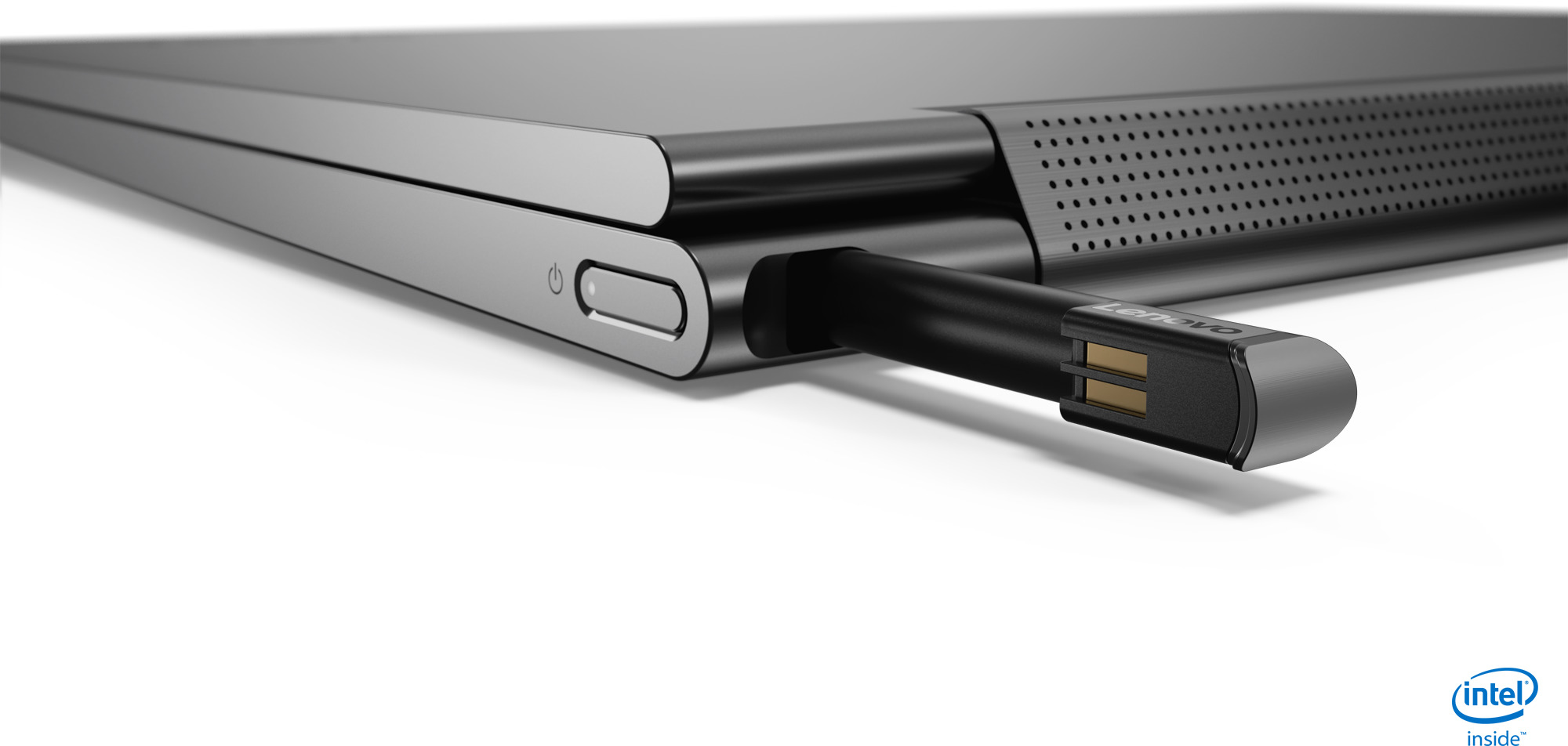 Ein silberner Laptop mit eingestecktem USB-Stick. Auf dem Stick steht 'Lenovo'.