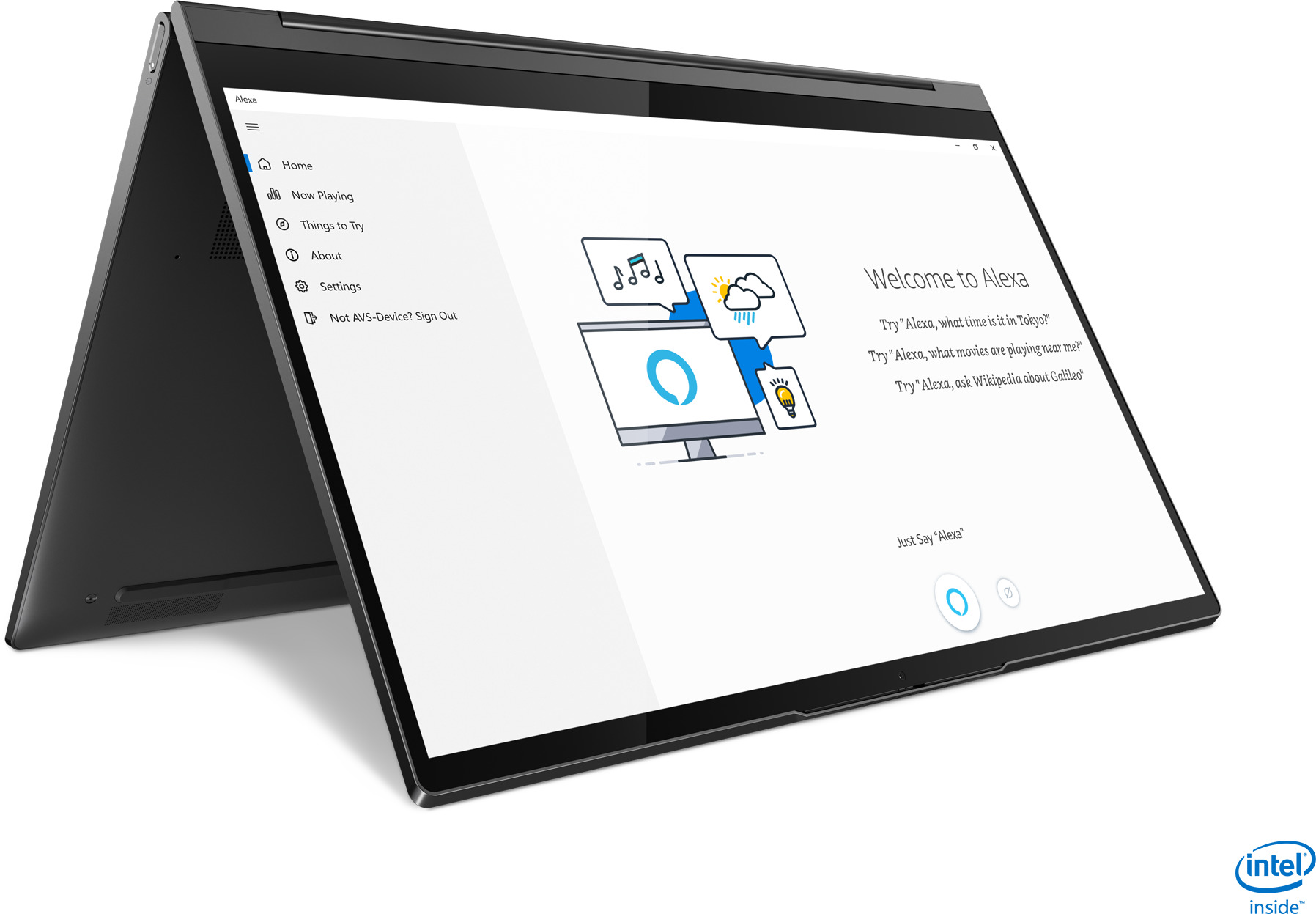 Ein Laptop mit der Alexa-App auf dem Bildschirm. Der Laptop ist auf einem Tisch geöffnet.