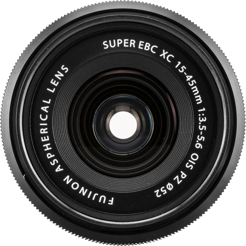 Egy kamera lencséjének közeli képe a következő szavakkal: Super EBC XC 15-45mm, fehér háttérrel.