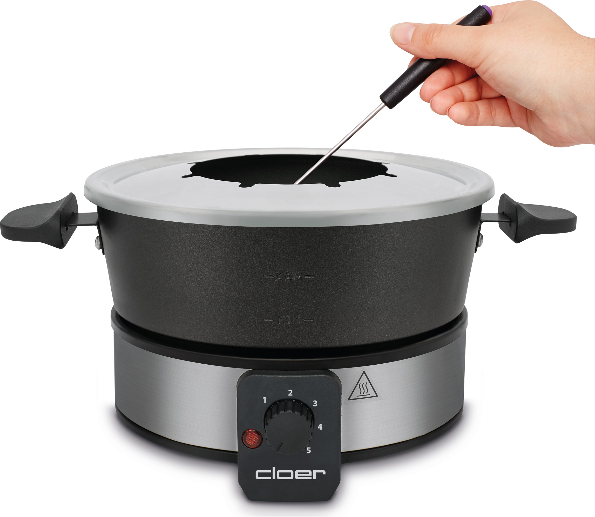 Fondue-Topf mit einer Hand, die eine Gabel darüber hält. Ein Bedienfeld darunter.
