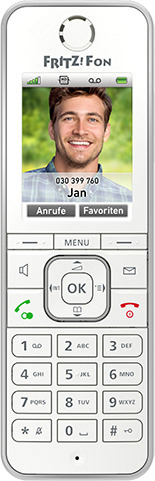 Ein weißes schnurloses Telefon mit einem Bild eines Mannes auf dem Bildschirm.