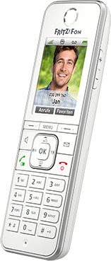 Weißes Fritz!Fon-Telefon mit Bildschirm, der ein Foto und die Nummer eines Mannes anzeigt.