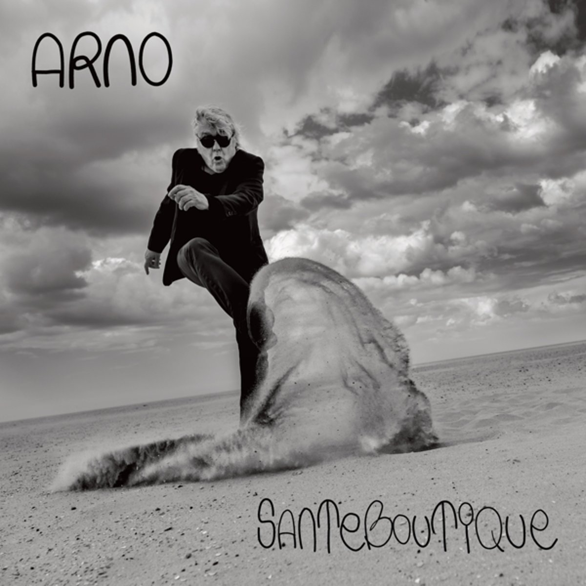Arno sur la pochette, soulevant du sable, photo en noir et blanc, avec texte : 'SANTE BOUTIQUE'.