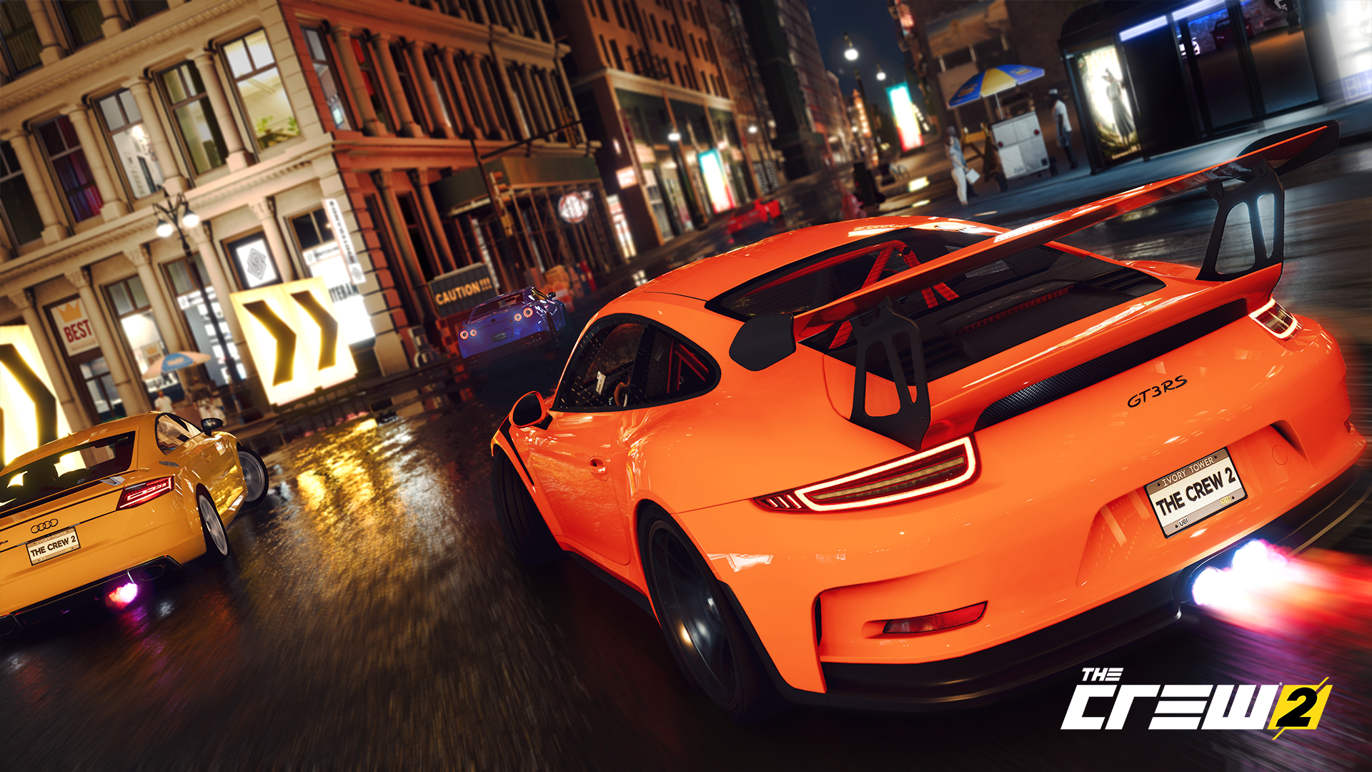 Voiture de sport orange roulant à toute vitesse sur une rue de la ville la nuit, avec d'autres voitures.