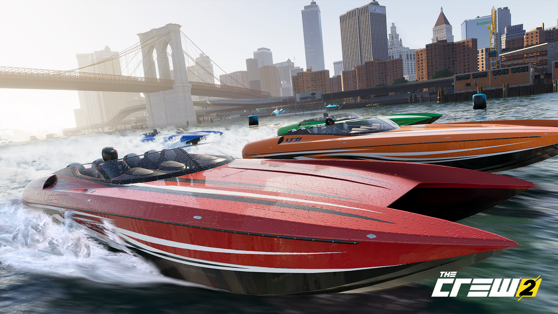 Bateaux à moteur en course sur l'eau, avec le pont de Brooklyn en arrière-plan sous un ciel clair.