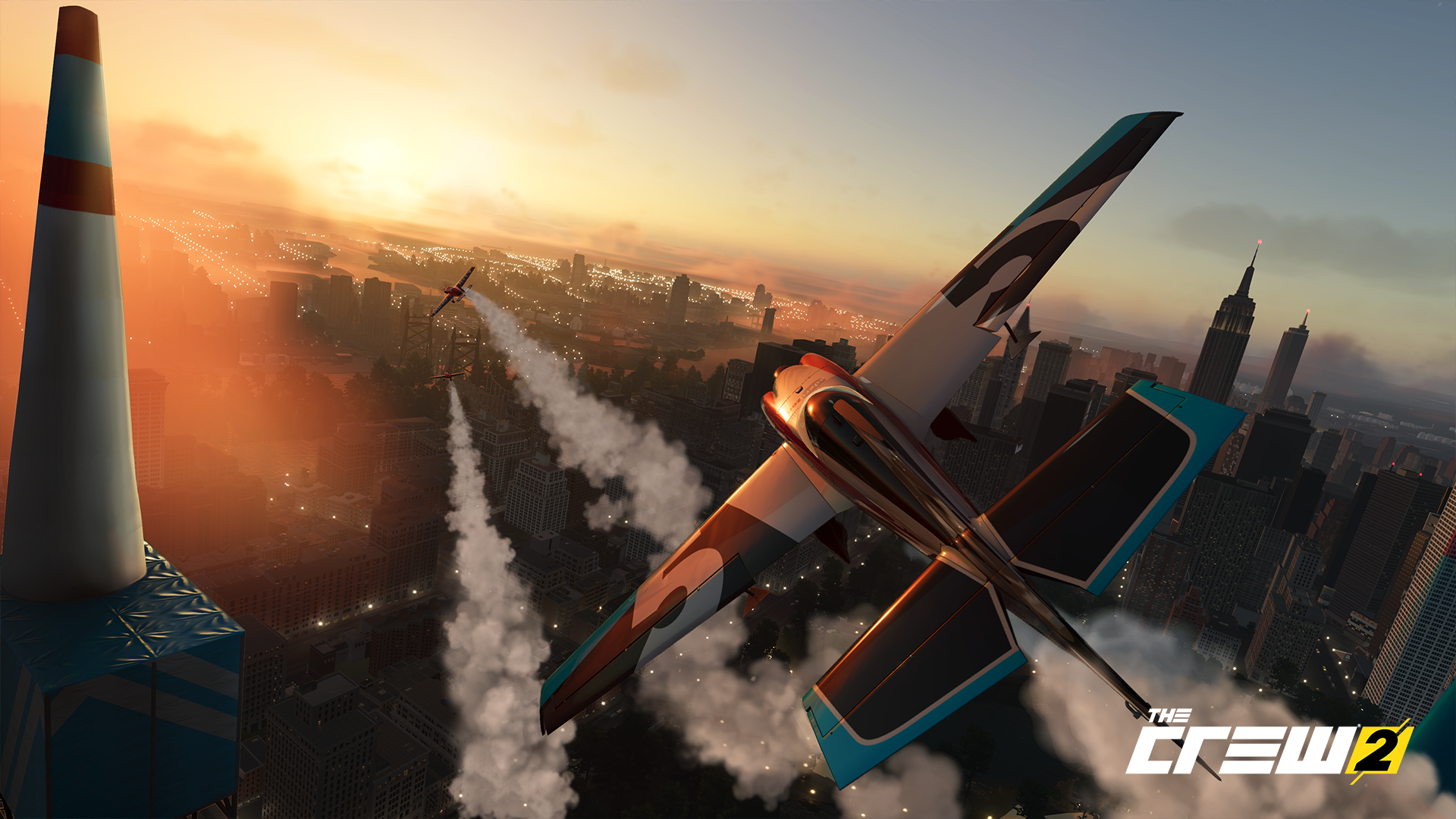Avions volant au-dessus de la ville au coucher du soleil. Un avion au point, un autre au loin.