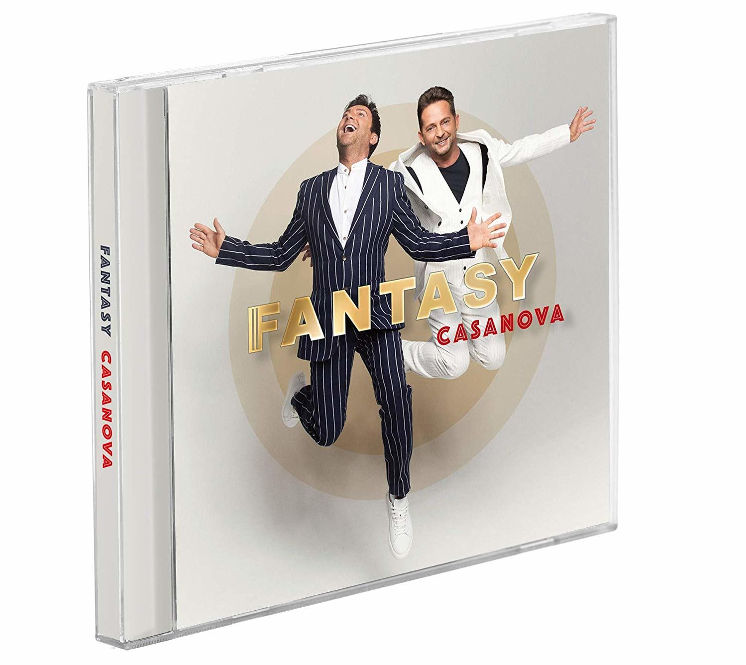 CD-Hülle von 'Fantasy Casanova'. Zwei Männer springen mit offenen Armen, vor hellbraunem Hintergrund.