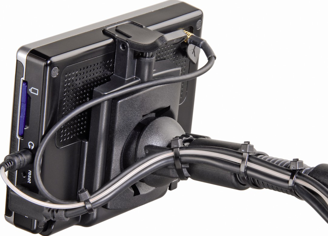 Dispositivo nero con cavi collegati. Il dispositivo è nero con schermo.