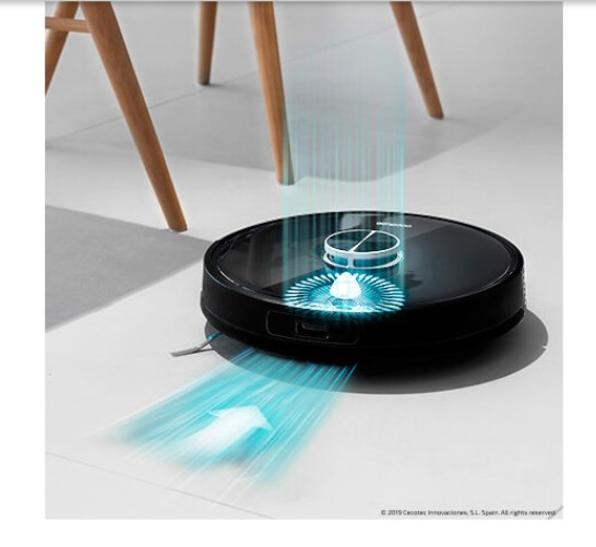 Aspiradora robot en un suelo blanco, con efectos de luz azul.