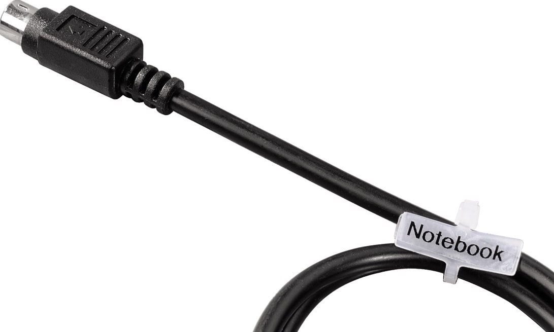 Un câble noir avec un connecteur et une étiquette blanche portant la mention 'Notebook' fixée dessus. Fond blanc.