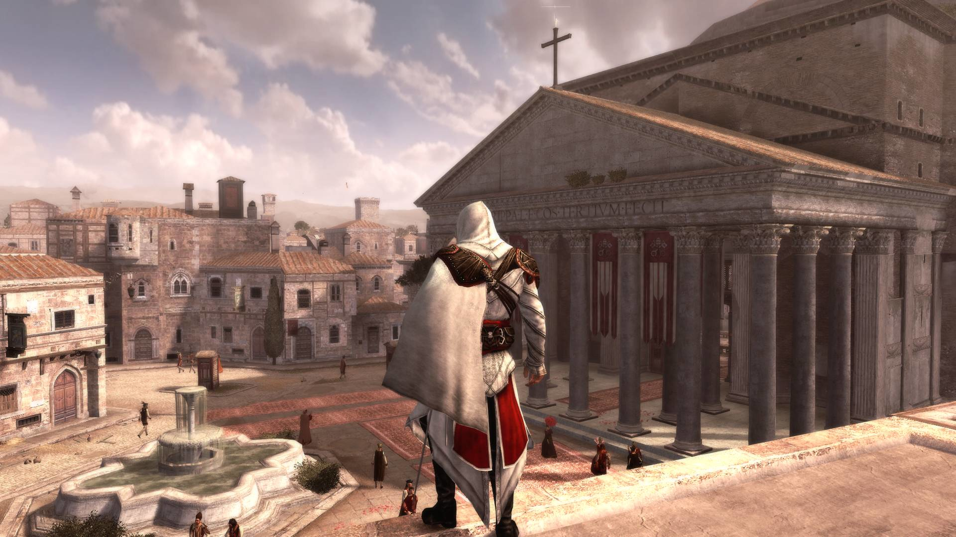 Personnage d'Assassin's Creed surplombant une ville, grand bâtiment en arrière-plan, ciel nuageux.