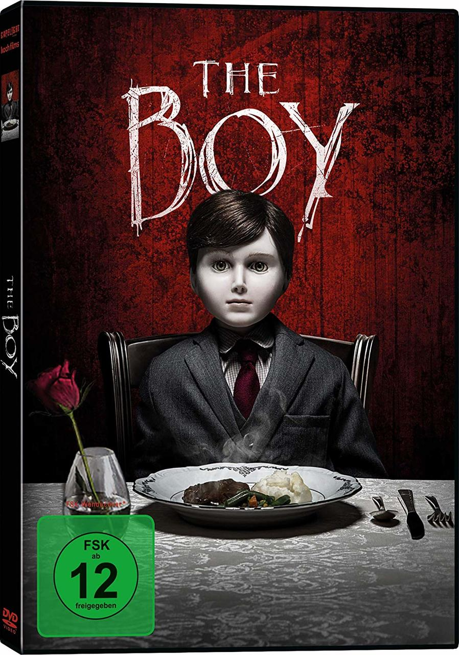 Das DVD-Cover von „The Boy“. Ein puppenartiger Junge sitzt an einem gedeckten Tisch.