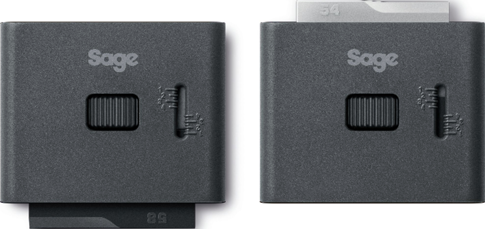 Zwei graue Sage SD-Kartenadapter nebeneinander, mit Drehknopf und Kartensteckplatz.