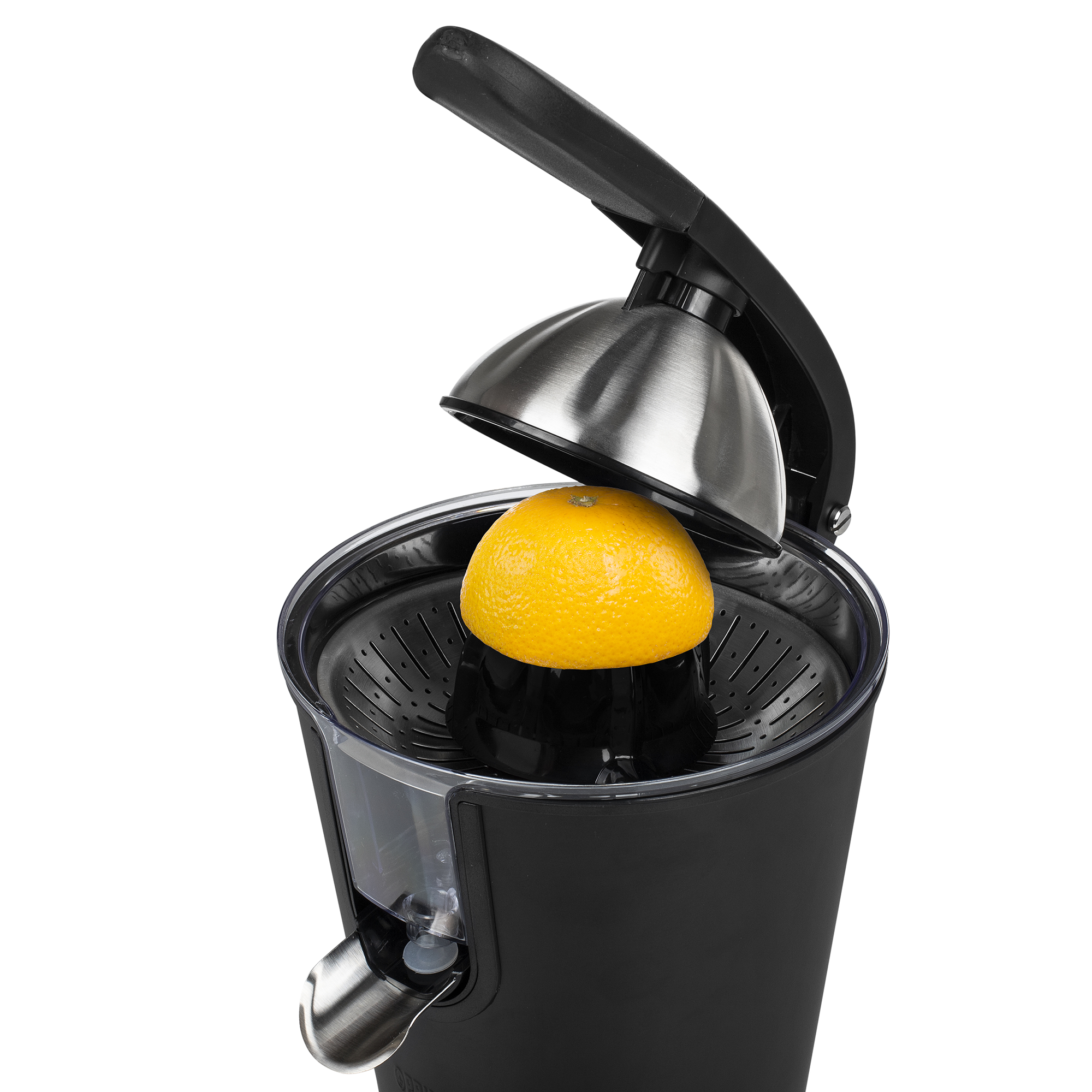 Zwarte citruspers met een sinaasappel, klaar om te persen, op een witte achtergrond.