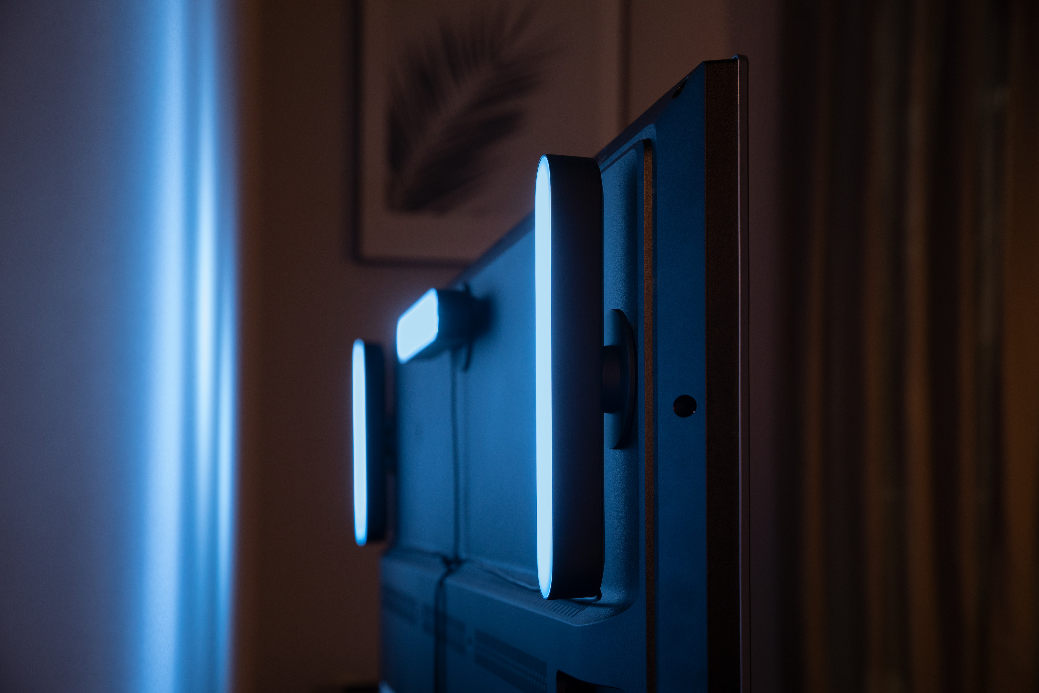 PHILIPS Hue White and Color Ambiance Play Starter Set inkl. 2 Lightbars, Netzstecker und Hue Bridge, schwarze LED Tischleuchte mehrfarbig, warmweiß, kaltweiß