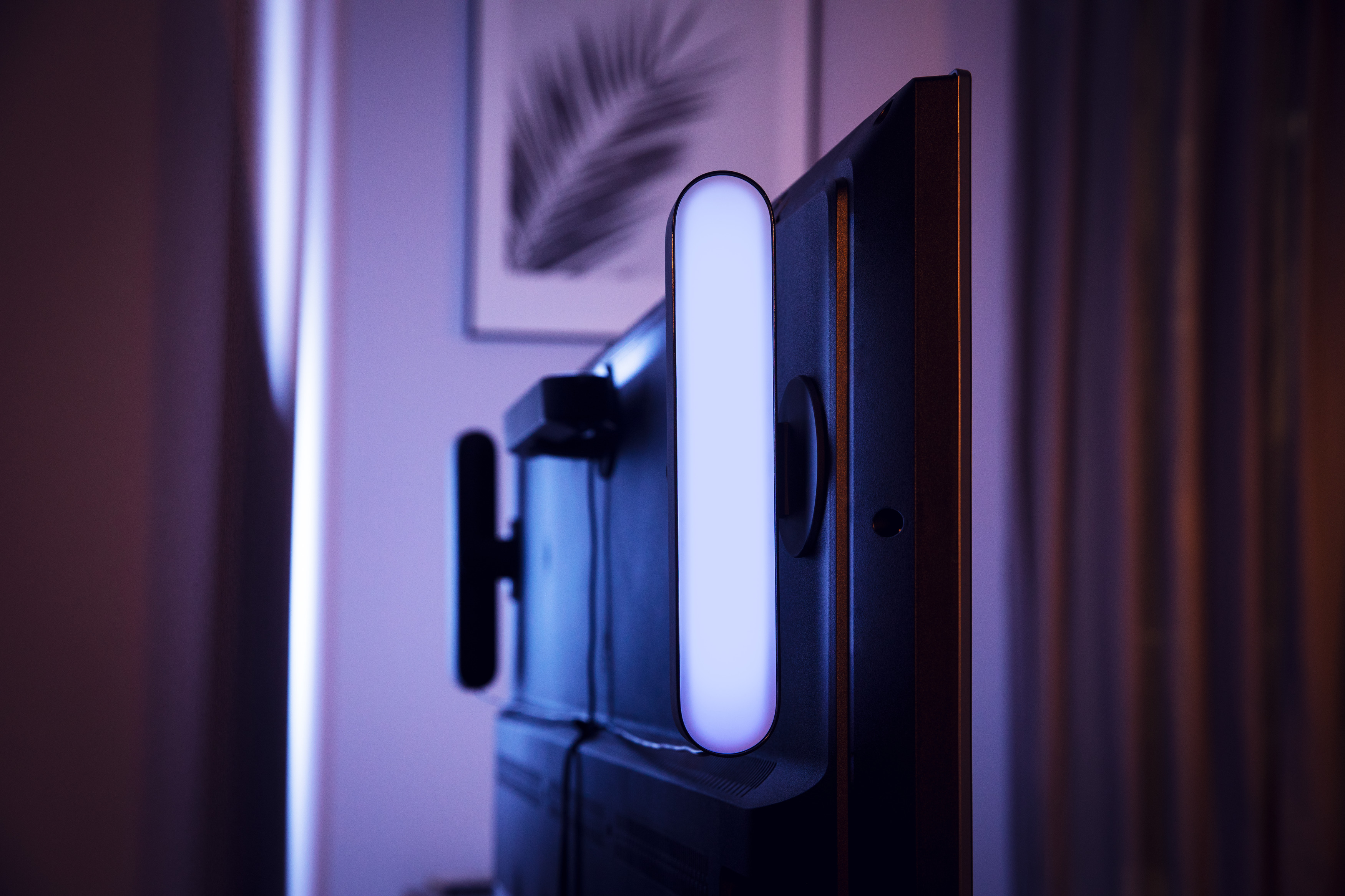 PHILIPS Hue White and Color Ambiance Play Starter Set inkl. 2 Lightbars, Netzstecker und Hue Bridge, schwarze LED Tischleuchte mehrfarbig, warmweiß, kaltweiß