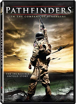 DVD-cover: Soldaat met geweer, vliegtuigachtergrond. Titel: "Pathfinders". Dramatische lucht.