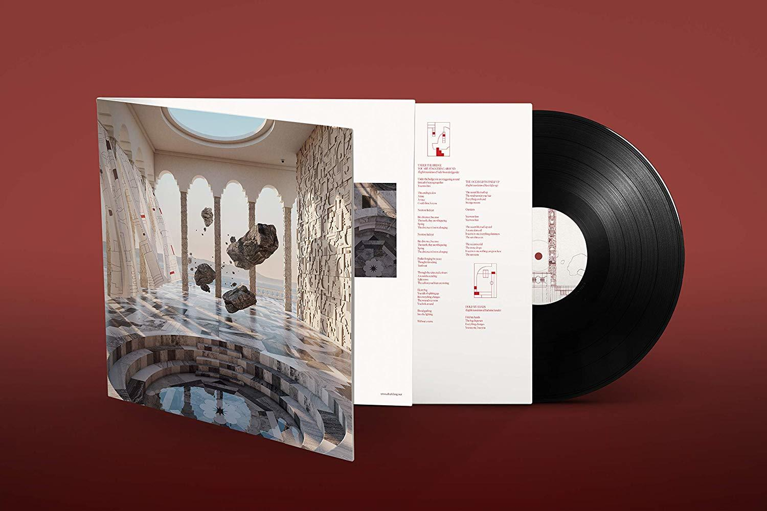 Vinyl-Schallplatte und Albumcover geöffnet, mit einem Gebäudeinnenraum mit schwebenden Steinen.