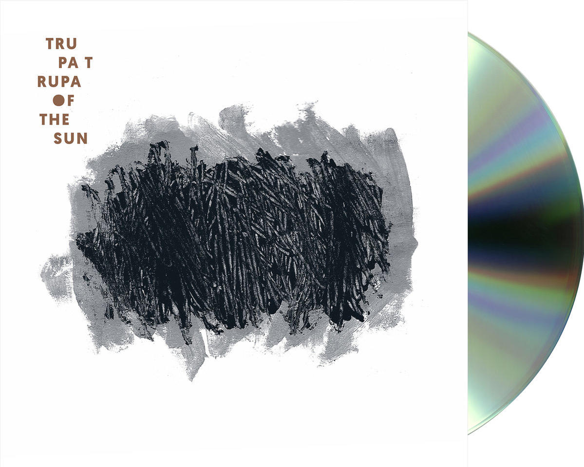 Albumcover mit abstrakter Kunst. Dunkelgraue Striche auf Weiß. CD-Hülle rechts.