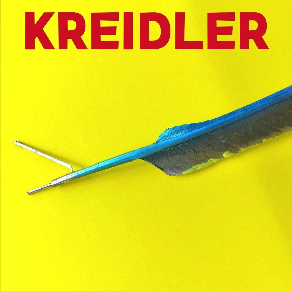 Gelber Hintergrund mit dem Wort 'KREIDLER' in Rot. Eine blaue Feder befindet sich rechts.