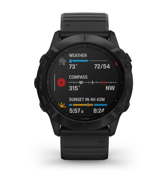 Reloj inteligente Garmin negro mostrando datos meteorológicos, brújula y hora sobre fondo blanco.