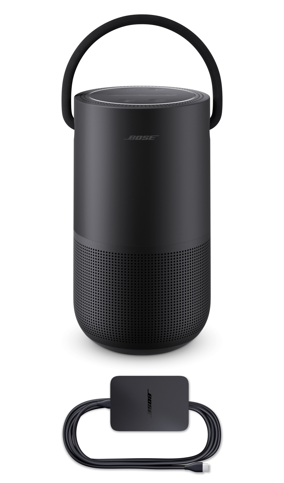 Schwarzer Bose-Lautsprecher mit Griff. Eine Ladestation und ein Kabel darunter auf weißem Hintergrund.