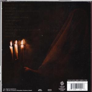 CD-Cover, dunkler Hintergrund, drei brennende Kerzen und eine Silhouette.