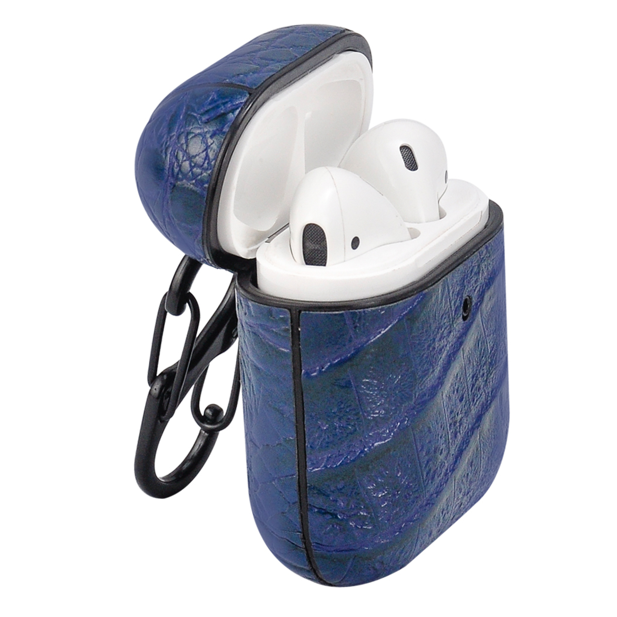 Eine blaue Leder-AirPods-Hülle, offen, mit weißen AirPods darin. Ein schwarzer Karabiner ist befestigt.